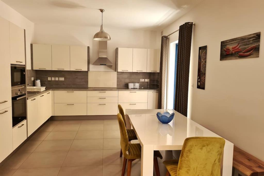 Cozy Inside.City & Beach Outside Apartment Sliema Bagian luar foto
