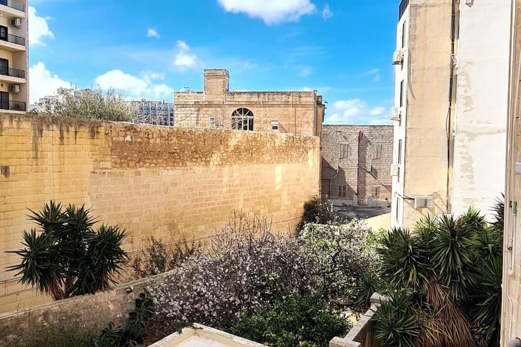 Cozy Inside.City & Beach Outside Apartment Sliema Bagian luar foto